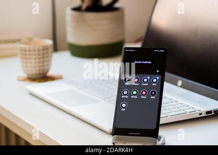 Wien / Österreich / 13. November 2020: Schwarzes Smartphone auf Telefonständer mit Social Media Anwendungen, Instagram, Facebook und anderen Stockfoto