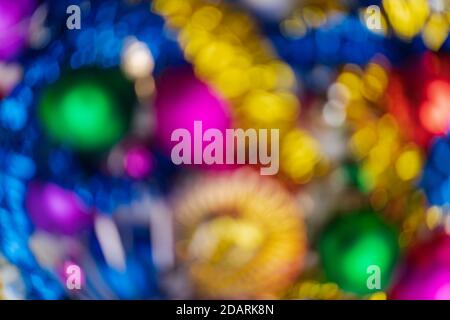 Defokussierte lebendige Weihnachtskugeln Urlaub Dekorationen, abstrakt verschwommen Bokeh Hintergrund-Effekt. Außerhalb des Fokus glühende Weihnachten Lichter Feier Textur Stockfoto