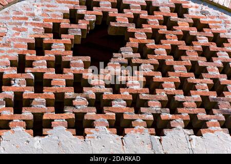 Rote Backsteinmauer von verlassenen Gebäude in der Po-Ebene, Lombardei, Italien Stockfoto