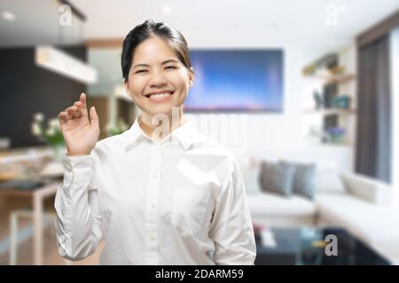 Asiatische weibliche Immobilienmakler Begrüßung mit herzlichem Empfang Stockfoto