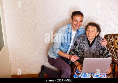 Bild einer älteren Frau und ein junger Mann Stockfoto