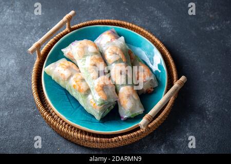 Vietnamesische Frühlingsrollen mit Garnelen auf blauem Teller. Stockfoto