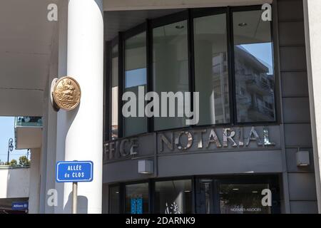 ANNEMASSE, FRANKREICH - 19. JUNI 2017: Französisches Notarlogo auf einem Schild, das sein Büro in Annemasse anzeigt. Ein Büro Notar in Frankreich ist Autor Stockfoto