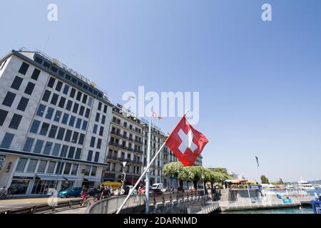 GENF, SCHWEIZ - 19. JUNI 2017: Flagge der Flagge von Schweiz im Stadtzentrum von Genf, am Leman See, vor dem Quai du Mont Blan Stockfoto