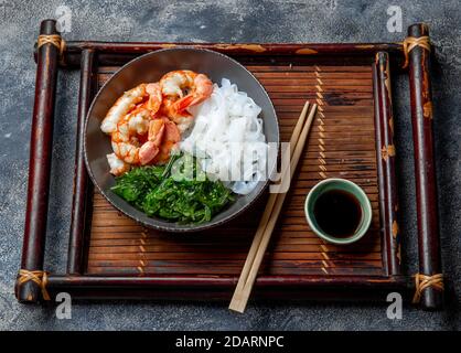 Shirataki Nudeln, Garnelen und Algen chuka Schüssel. Gesunde Low Carbs, wenig Kalorien lanch Stockfoto