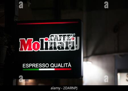 BELGRAD, SERBIEN - 20. OKTOBER 2020: Caffe Molinari Logo vor einem ihrer Händler-Café in Belgrad. Caffe Molinari ist ein italienischer Kaffee prod Stockfoto