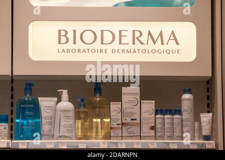 BELGRAD, SERBIEN - 31. OKTOBER 2020: Bioderma Logo auf einem Regal der Produkte der Marke. Bioderma ist ein französisches pharmazeutisches Labor, das sich auf die Herstellung von Arzneimitteln spezialisiert hat Stockfoto