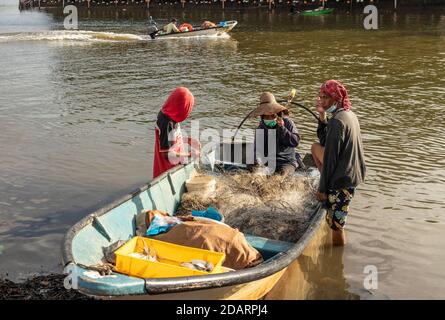 Kauf und Verkauf von Fisch neben Yayasan Sabah Brücke Likas Bay Kota Kinabalu Sabah Borneo Malaysia Stockfoto