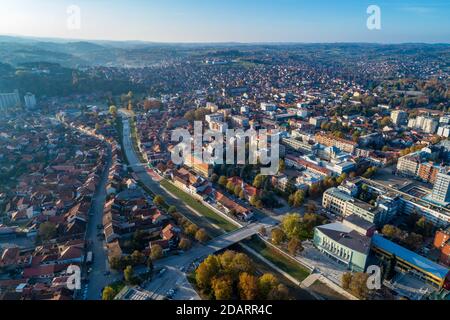 Valjevo - Panorama der Stadt in Serbien. Luftdrohnenansicht Verwaltungszentrum des Distrikts Kolubara in Westserbien Stockfoto