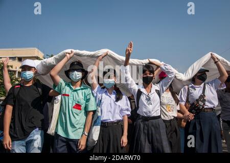 Bangkok, Thailand. November 2020. Studenten mit Gesichtsmasken halten während der Demonstration ein riesiges Banner.Free Arts Aktivisten protestieren bei einem Mob Festival am Demokratiedenkmal und fordern den Rücktritt von Thailands Premierminister Prayuth Chan-ocha, eine neue Verfassung und Reformen der Monarchie zu entwerfen. Kredit: SOPA Images Limited/Alamy Live Nachrichten Stockfoto