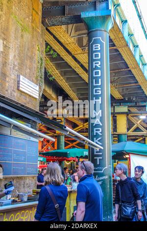 LONDON, GROSSBRITANNIEN - 14. MAI 2014: Blick auf den Borough Market, in der Nähe der London Bridge. Es ist einer der größten und ältesten Lebensmittelmärkte Stockfoto
