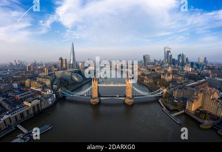 Luftaufnahme der Tower Bridge in London. Eine der berühmtesten Brücken Londons und Wahrzeichen Londons. Schönes Panorama von London Tower Br Stockfoto