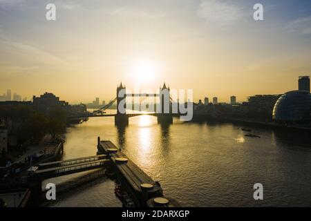 Luftaufnahme der Tower Bridge in London. Eine der berühmtesten Brücken Londons und Wahrzeichen Londons. Schönes Panorama von London Tower Br Stockfoto