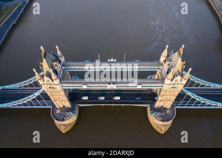 Luftaufnahme der Tower Bridge in London. Eine der berühmtesten Brücken Londons und Wahrzeichen Londons. Schönes Panorama von London Tower Br Stockfoto