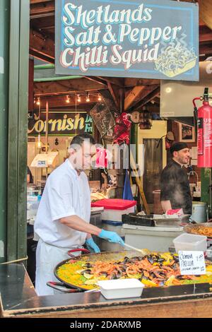 LONDON, GROSSBRITANNIEN - 14. MAI 2014: Blick auf den Borough Market, in der Nähe der London Bridge. Es ist einer der größten und ältesten Lebensmittelmärkte Stockfoto