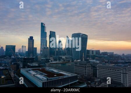 London City Skyline, Morgensonnenaufgangpanorama, Großbritannien Stockfoto