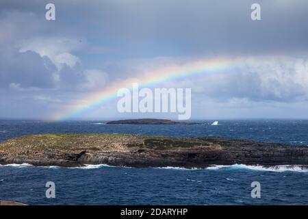 Regenbogen über den Casuarina Inseln und Südpolarmeer, Cape du Couedic, Flinders Chase National Park. Stockfoto