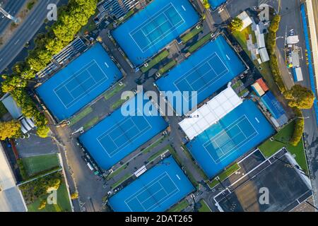 Luftaufnahme von oben nach unten auf den Tennisplätzen im Melbourne Park Stockfoto