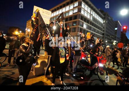 Washington, DC, USA. November 2020. Demonstranten durchkreuzen die Stadt und singen Parolen zur Unterstützung der Bewegung Black Lives Matter am 14. November 2020 in Washington DC. Demonstranten versammelten sich auf dem Black Lives Matter Plaza in der Nähe des Weißen Hauses, während sie weiterhin das Bewusstsein für Polizeimorde schärfen. Während des marsches konfrontierten einige Trump-Anhänger mit Aggression und ein Restaurant im Freien wurde verwüstet. Quelle: SIPA USA/Alamy Live News Stockfoto