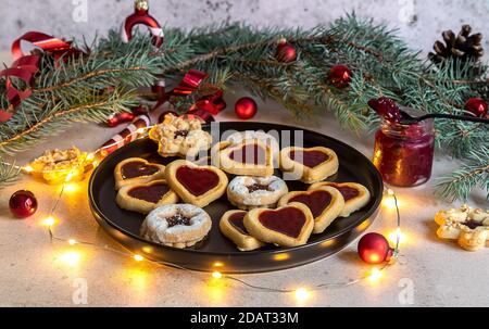 Traditionelle österreichische weihnachtsplätzchen - Linzer Kekse mit roten gefüllt beerenmarmelade Stockfoto