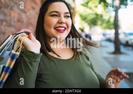 Junge Frau Holding Einkaufstaschen. Stockfoto