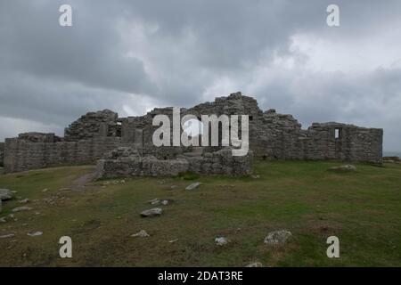 Die Ruinen des Granite Stone King Charles Castle mit einem dramatischen Wolkenhimmel Hintergrund auf der Insel Tresco auf den Inseln von Scilly, England, Großbritannien Stockfoto