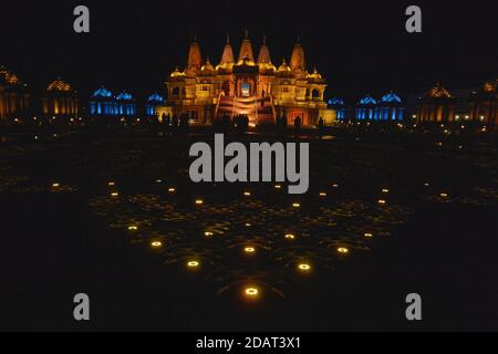 Chino Hills, Usa. November 2020. Der BAPS Swaminarayan Mandir, ein großer Hindu-Tempel, wird beleuchtet, um Diwali zu markieren, das Lichterfest, das von einer Milliarde Menschen weltweit in Chino Hills, Kalifornien, am Samstag, 14. November 2020 gefeiert wird. Diwali, das indische Fest des Lichts, feiert die Niederlage der Unwissenheit durch Wissen. Der designierte Vizepräsident Kamala Harris, der erste südasiatische amerikanische VP, tweetete Wünsche für ein glückliches Diwali. Foto von Jim Ruymen/UPI Kredit: UPI/Alamy Live Nachrichten Stockfoto