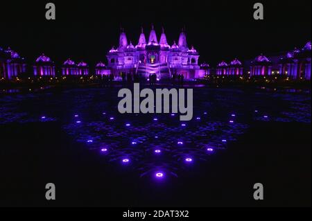 Chino Hills, Usa. November 2020. Der BAPS Swaminarayan Mandir, ein großer Hindu-Tempel, wird beleuchtet, um Diwali zu markieren, das Lichterfest, das von einer Milliarde Menschen weltweit in Chino Hills, Kalifornien, am Samstag, 14. November 2020 gefeiert wird. Diwali, das indische Fest des Lichts, feiert die Niederlage der Unwissenheit durch Wissen. Der designierte Vizepräsident Kamala Harris, der erste südasiatische amerikanische VP, tweetete Wünsche für ein glückliches Diwali. Foto von Jim Ruymen/UPI Kredit: UPI/Alamy Live Nachrichten Stockfoto