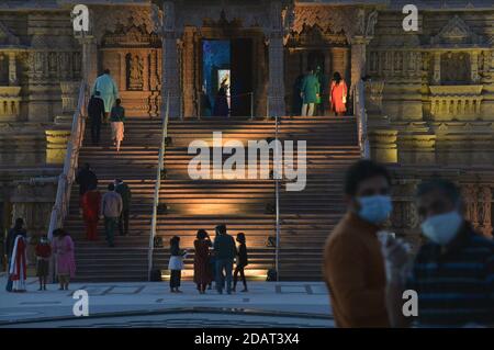 Chino Hills, Usa. November 2020. Gläubige versammeln sich im BAPS Swaminarayan Mandir, einem großen Hindu-Tempel, um Diwali zu feiern, dem Lichterfest, das von einer Milliarde Menschen weltweit in Chino Hills, Kalifornien, am Samstag, dem 14. November 2020 gefeiert wird. Diwali, das indische Fest des Lichts, feiert die Niederlage der Unwissenheit durch Wissen. Der designierte Vizepräsident Kamala Harris, der erste südasiatische amerikanische VP, tweetete Wünsche für ein glückliches Diwali. Foto von Jim Ruymen/UPI Kredit: UPI/Alamy Live Nachrichten Stockfoto