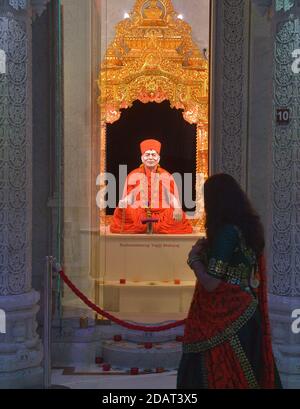 Chino Hills, Usa. November 2020. Ein maskierter Verehrer darf am Samstag, den 14. November 2020, im BaPS Swaminarayan Mandir, einem großen Hindu-Tempel in Chino Hills, Kalifornien, vor den Diwali-Feiern beten. Diwali, das indische Fest des Lichts, feiert die Niederlage der Unwissenheit durch Wissen von einer Milliarde Menschen weltweit. Der designierte Vizepräsident Kamala Harris, der erste südasiatische amerikanische VP, tweetete Wünsche für ein glückliches Diwali. Foto von Jim Ruymen/UPI Kredit: UPI/Alamy Live Nachrichten Stockfoto