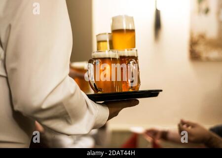 Zwei Gläser Spirituosen oder Cocktail Longdrinks auf einem Teller Serviert in einem deutschen Biergarten eines Weinbergs während eines Hochzeitsfeier Stockfoto