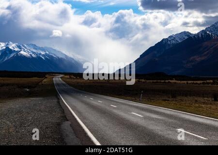 Lesen führt durch Dunkelheit in einen Bergsturm Stockfoto