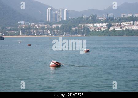 Meeresbojen in Hongkong, die nahe der Küste schwimmen Stockfoto