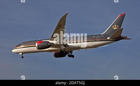 Royal Jordanian Boeing 787 Dreamliner JY-BAE über die endgültige Annäherung an Flughafen London-Heathrow LHR Stockfoto