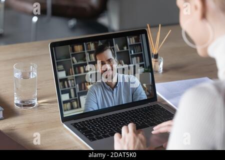 Nahaufnahme einer Geschäftsfrau, die einen Videoanruf an einen Geschäftspartner führt Stockfoto