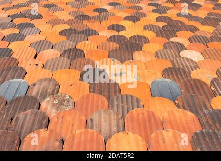 Dachziegel Muster oder Textur aus der Nähe, alte schweizer Dachziegel von oben gesehen. Stockfoto