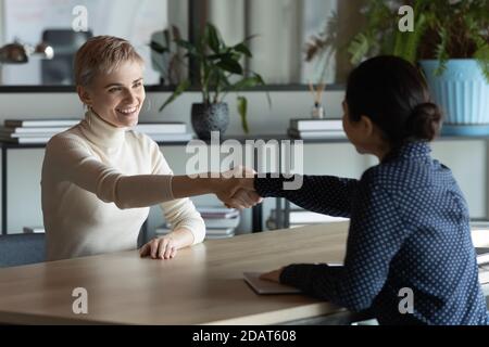 Rückansicht Indian hr Manager schüttelt Kandidat Hand bei der Sitzung Stockfoto