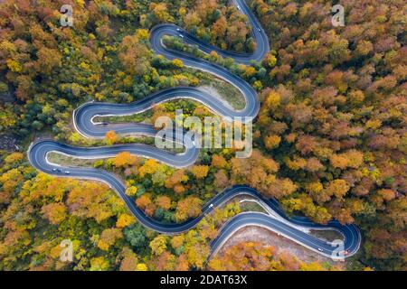 Landschaftlich kurvige Straße von einer Drohne im Herbst gesehen. Stockfoto