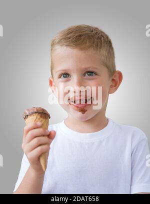 Baby Junge Kind halten Schokolade Eis in Waffeln Kegel Isoliert auf grauem Hintergrund mit freiem Textkopierbereich Stockfoto