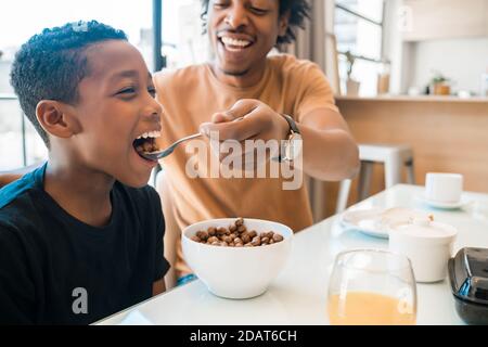 Vater und Sohn frühstücken zusammen zu Hause. Stockfoto