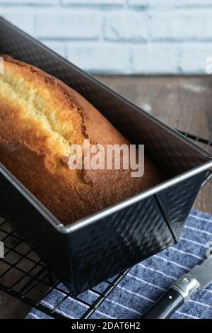 Zitronenjoghurt Kuchen auf rustikalem Hintergrund Stockfoto