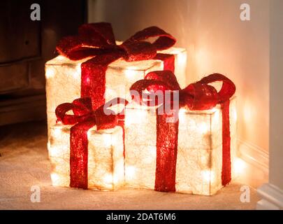 Lichter vor Paul Fennings Haus in Doncaster, South Yorkshire, das im Thema der Grinch und der Alptraum vor Weihnachten dekoriert ist. Stockfoto