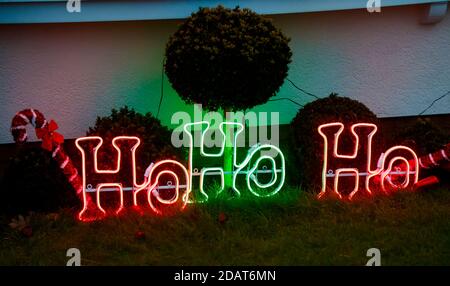 Lichter vor Paul Fennings Haus in Doncaster, South Yorkshire, das im Thema der Grinch und der Alptraum vor Weihnachten dekoriert ist. Stockfoto