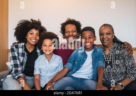 Porträt einer Familie mit mehreren Generationen zu Hause. Stockfoto