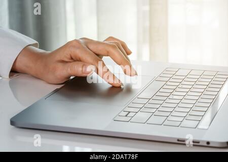 Nahaufnahme weibliche Hand berühren Touchpad auf einem Laptop-Computer Stockfoto