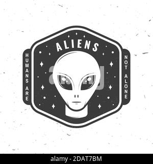 Aliens. Menschen sind nicht allein. Vektorgrafik. Konzept für Shirt, Print, Stempel, Overlay oder Schablone. Vintage Typografie Design mit Alien und der Raum Silhouette. Stock Vektor