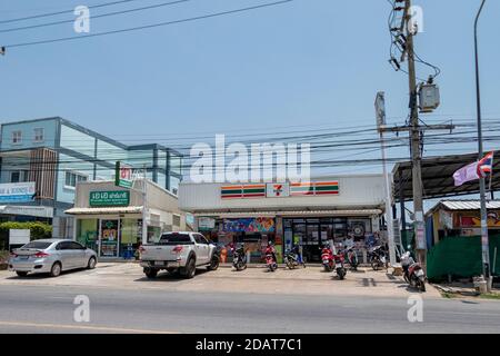 Paknampran, Thailand - 31. Oktober 2020: Paknampran 7-11 Laden am Oktopus-Kreisverkehr, der sehr beliebt bei Paknampran Gemeinde ist. Stockfoto