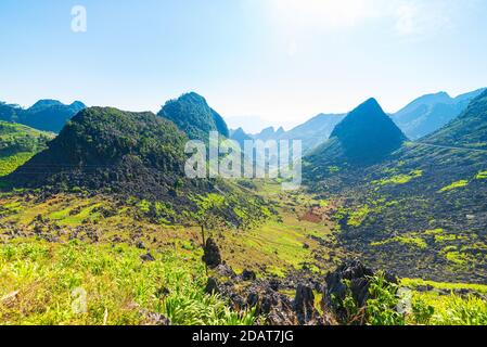 Ha Giang karst Geopark Berglandschaft im Norden Vietnams. Kurvenreiche Straße in die atemberaubende Landschaft. Ha Giang Motorrad Loop, berühmten Reiseziel biker Stockfoto