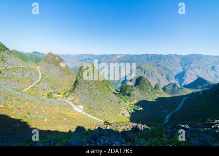 Ha Giang karst Geopark Berglandschaft im Norden Vietnams. Kurvenreiche Straße in die atemberaubende Landschaft. Ha Giang Motorrad Loop, berühmten Reiseziel biker Stockfoto