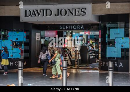 Melbourne, Australien. November 2020. Maskierte Einkaufsbummel führt am Eingang des Einkaufszentrums Bourke Street vorbei zum Sephora-Bereich des David Jones-Kaufhauses in Melbourne. Kredit: SOPA Images Limited/Alamy Live Nachrichten Stockfoto